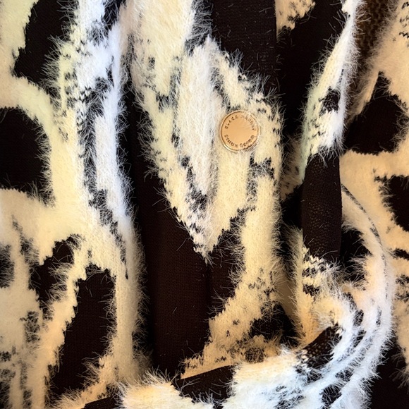 Stylish Black and White Women's coat - Picture 3 of 5